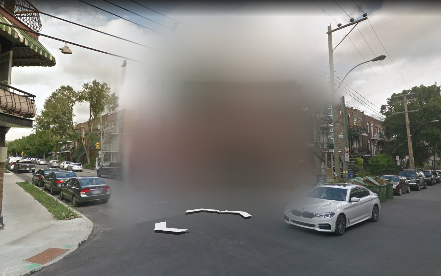Une rue de Montréal, où deux adresses résidentielles sont floutées par Google Street View