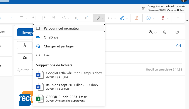 Capture d'écran de la boîte de réception d'Outlook où l'on voit l'ajout d'une pièce jointe