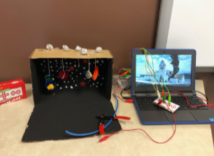 Maquette réalisée par des élèves, Chromebook et ensemble microcontrôleur Makey Makey, tous assemblés pour former la maquette interactive