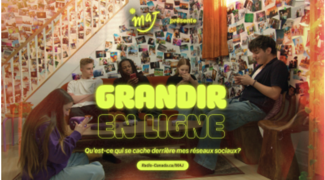 De jeunes adolescents sont asssi sur un fauteuil et consultent leur téléphones. Le titre : Grandir en ligne.