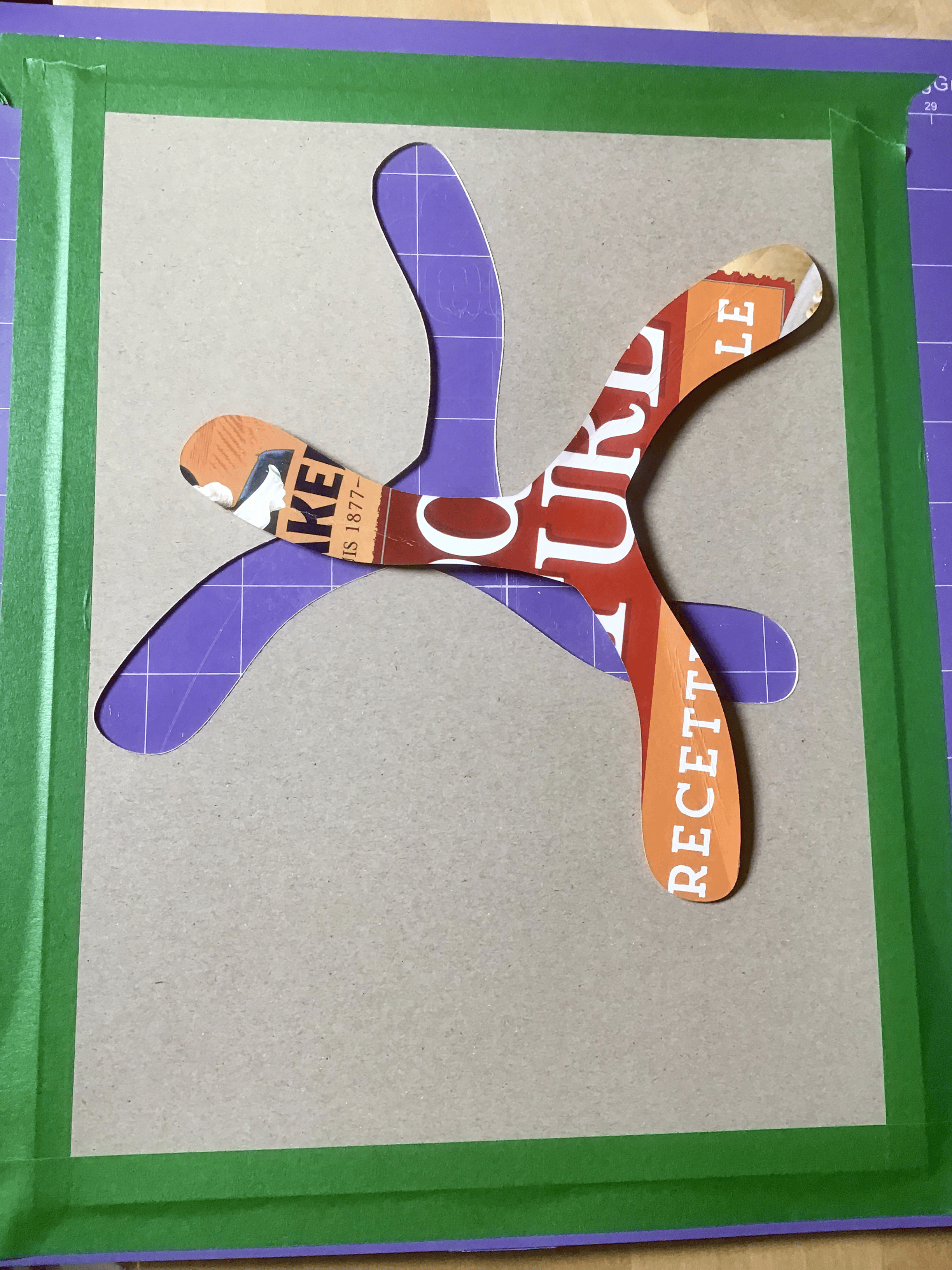 Boomerang découpé dans le carton d'une boîte de céréales