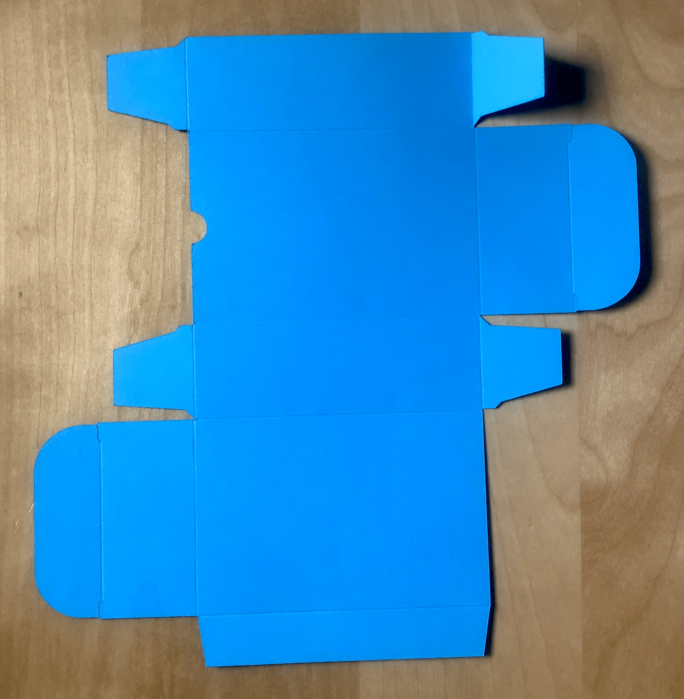 Image de la découpe et du débossage d'une boite en carton de bricolage.