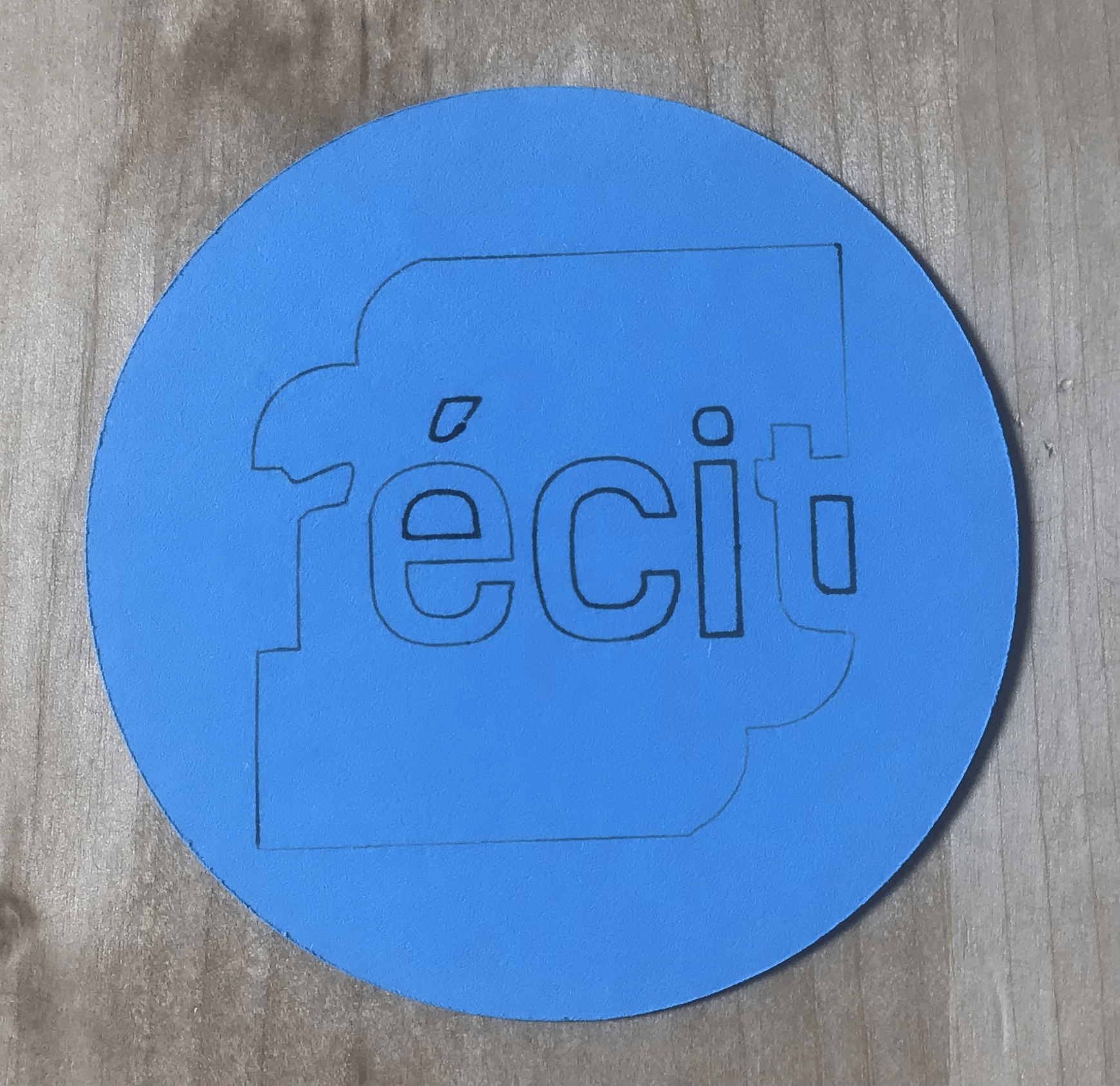 Image du logo du récit écrit sur un carton et découpé en cercle.