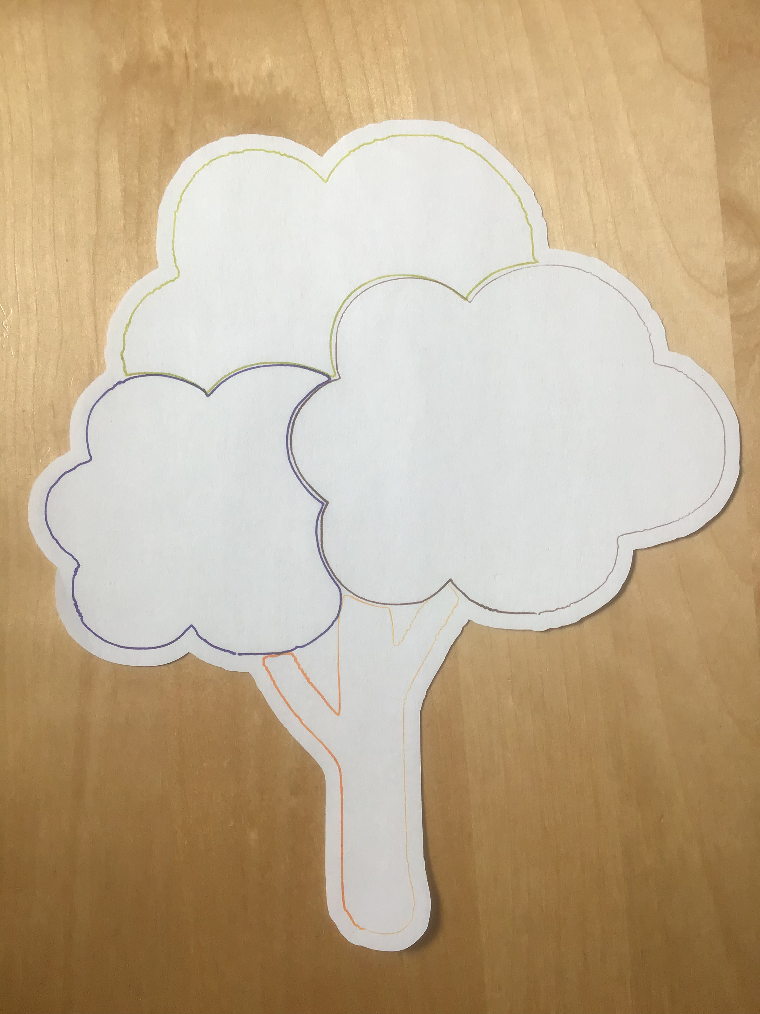 Image d'un arbre dessiné et découpé.