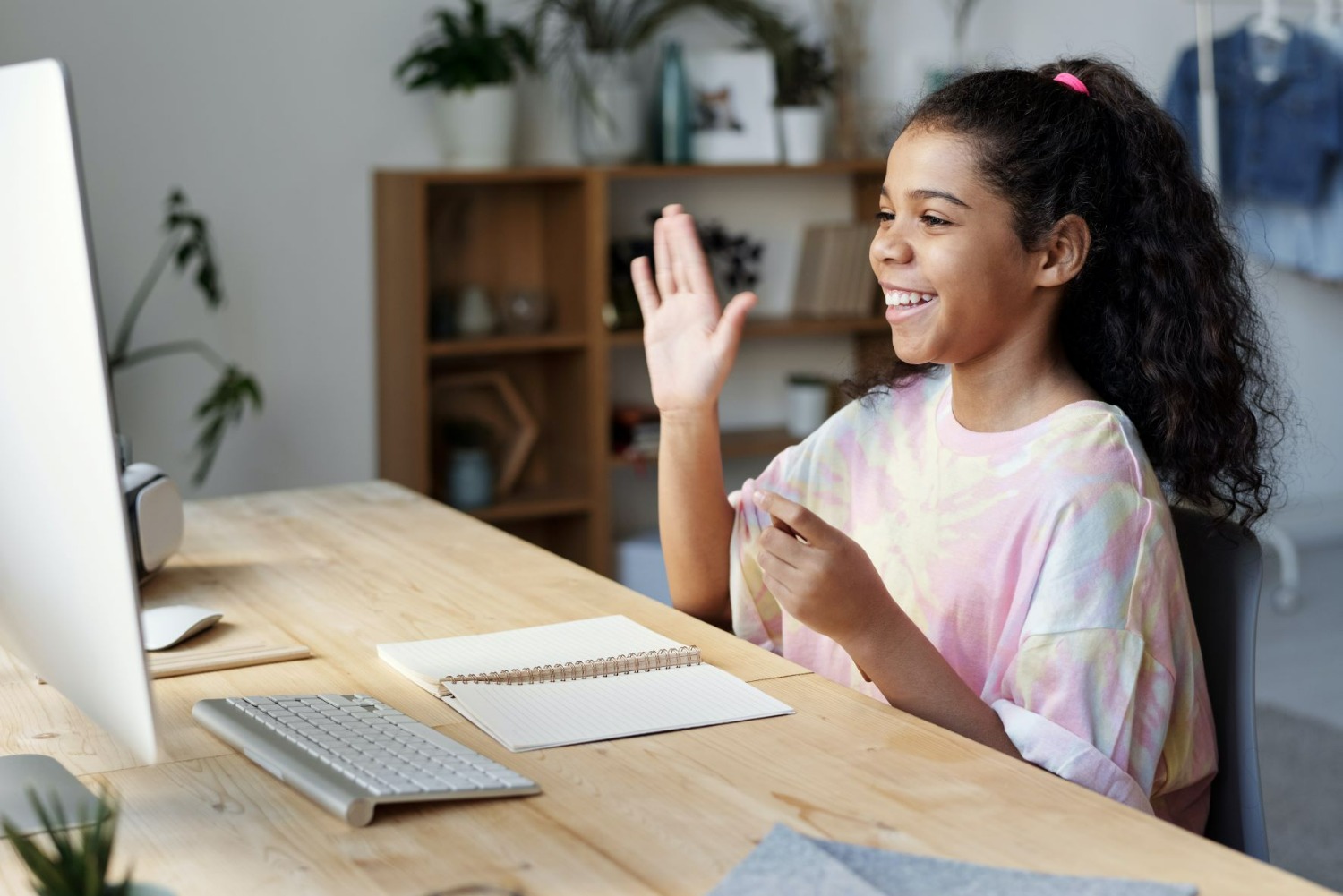 Jeune fille qui participe à un cours en ligne